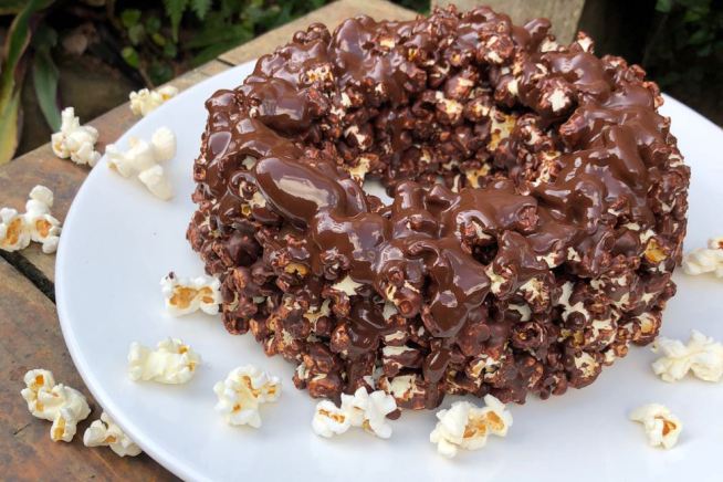 Bolo de pipoca com chocolate
