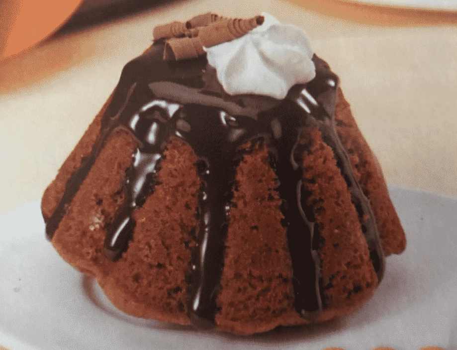 Queques com molho de chocolate quente e natas