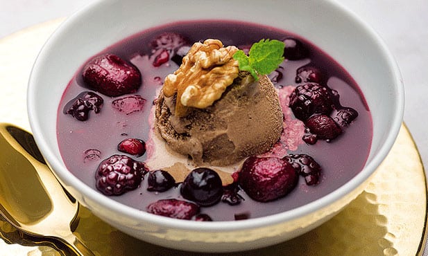 Sopa de Frutos Vermelhos com Gelado de Chocolate